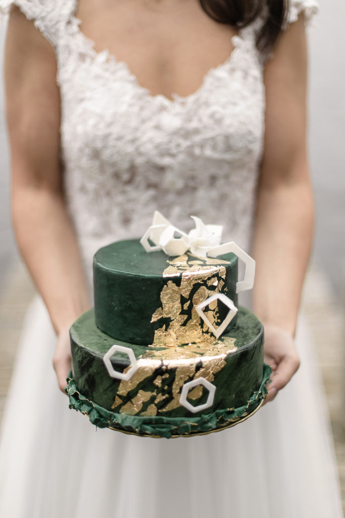 Bröllopstårta med geometriska former & bladguld