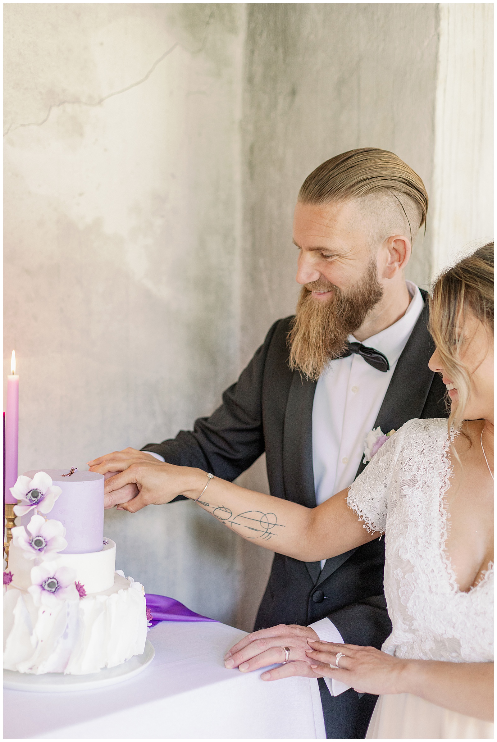 Bröllopstårta i lila och vit