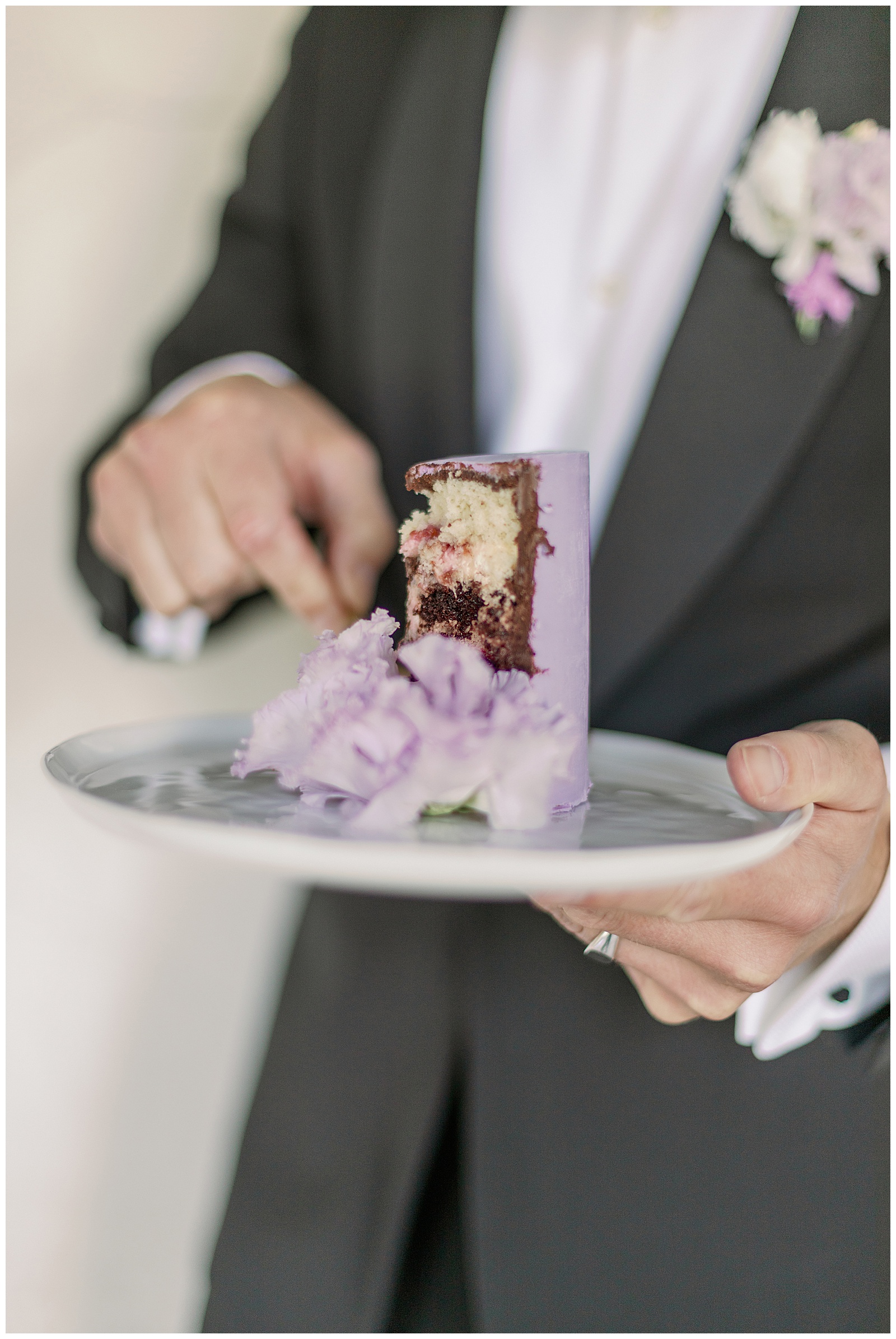 Bröllopstårta i vit och lila