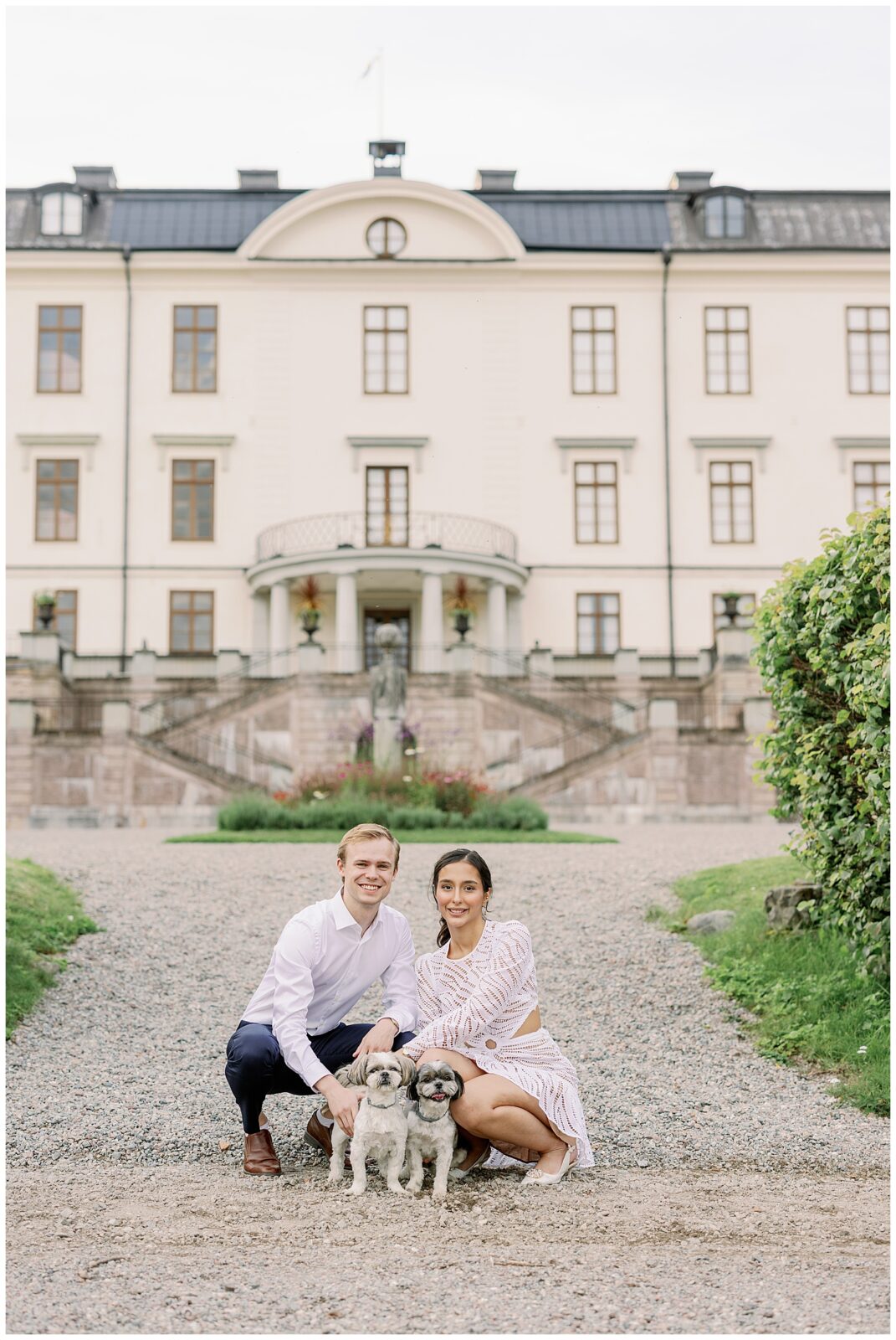 Förlovningsfotografering Rosersbergs slott tillsammans med hundar