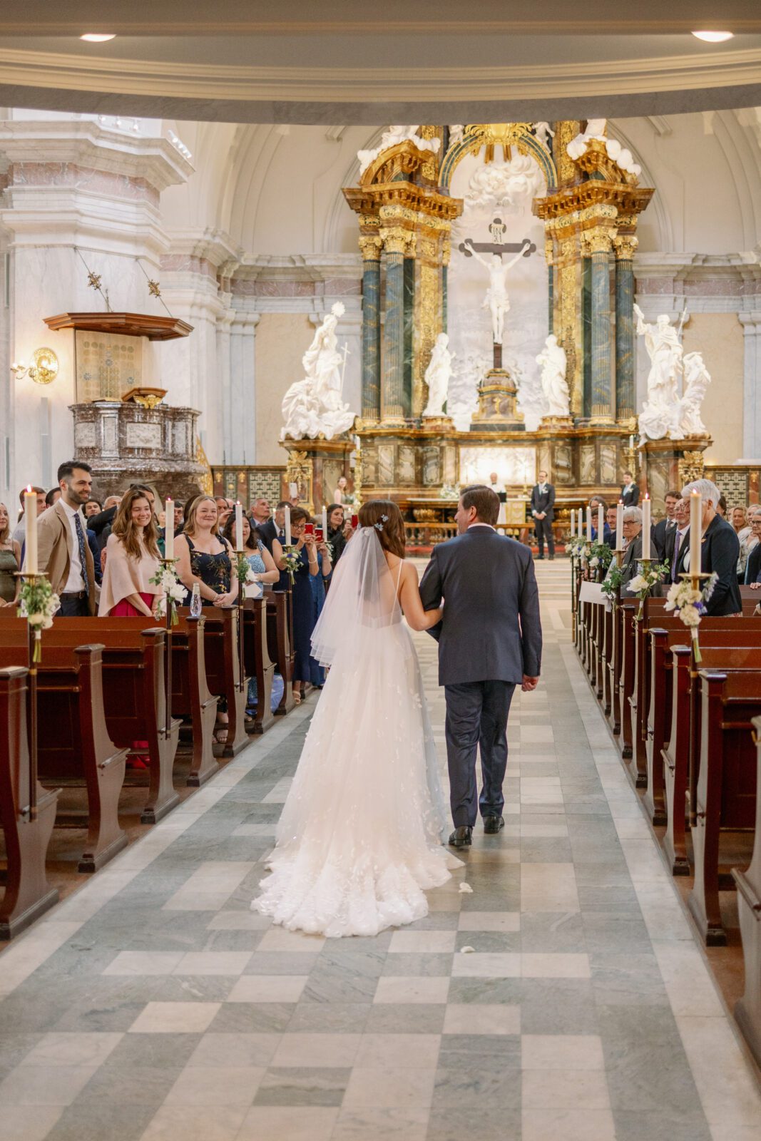 Hur går man in i kyrkan vid bröllop?