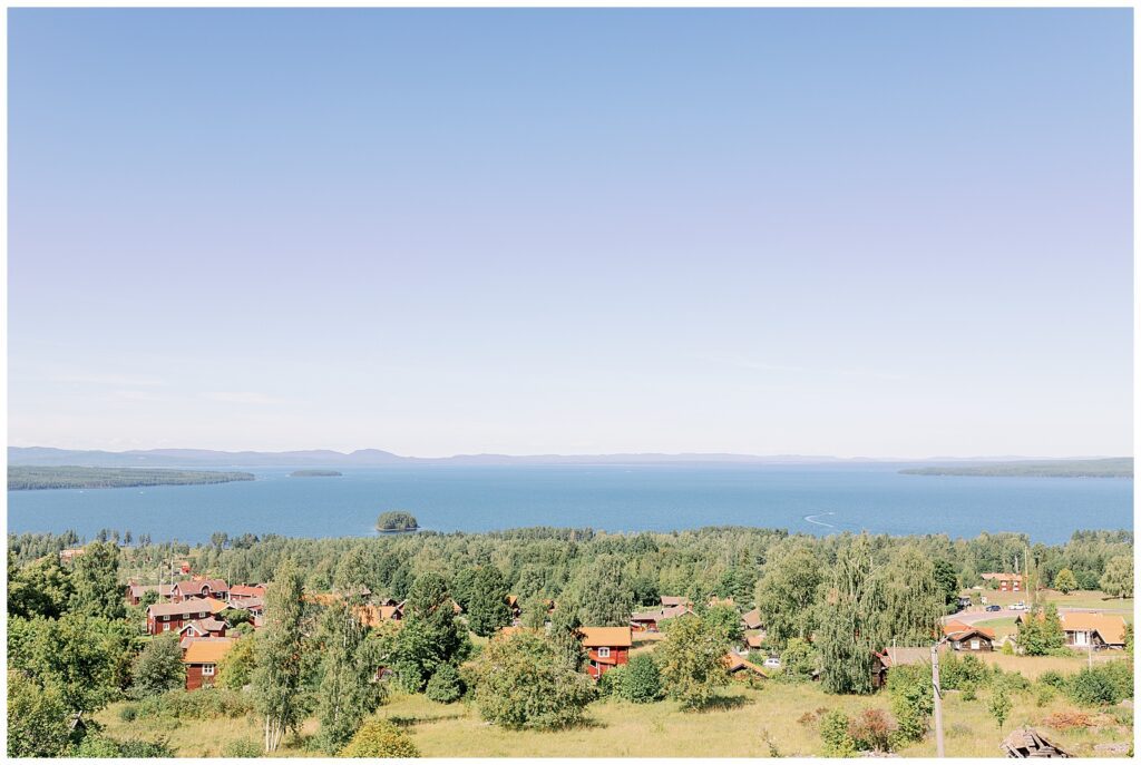 Utsikt över Siljan och Tällberg i Dalarna på bröllopsdagen, med traditionella dalahus och somrig natur | View over Lake Siljan and the village of Tällberg in Dalarna on a wedding day, surrounded by traditional wooden houses and summer landscape