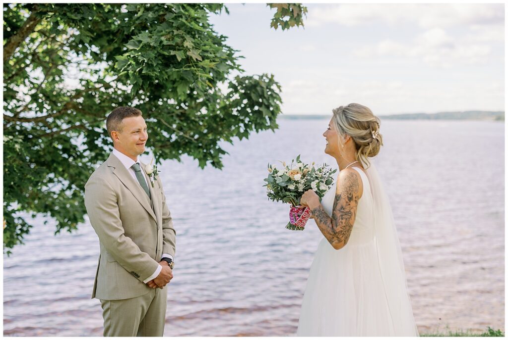 First look mellan brud och brudgum vid Siljan nära Rättviks kyrka, lugnt och intimt ögonblick före vigseln | First look between bride and groom by Lake Siljan near Rättvik Church, a calm and intimate moment before the ceremony