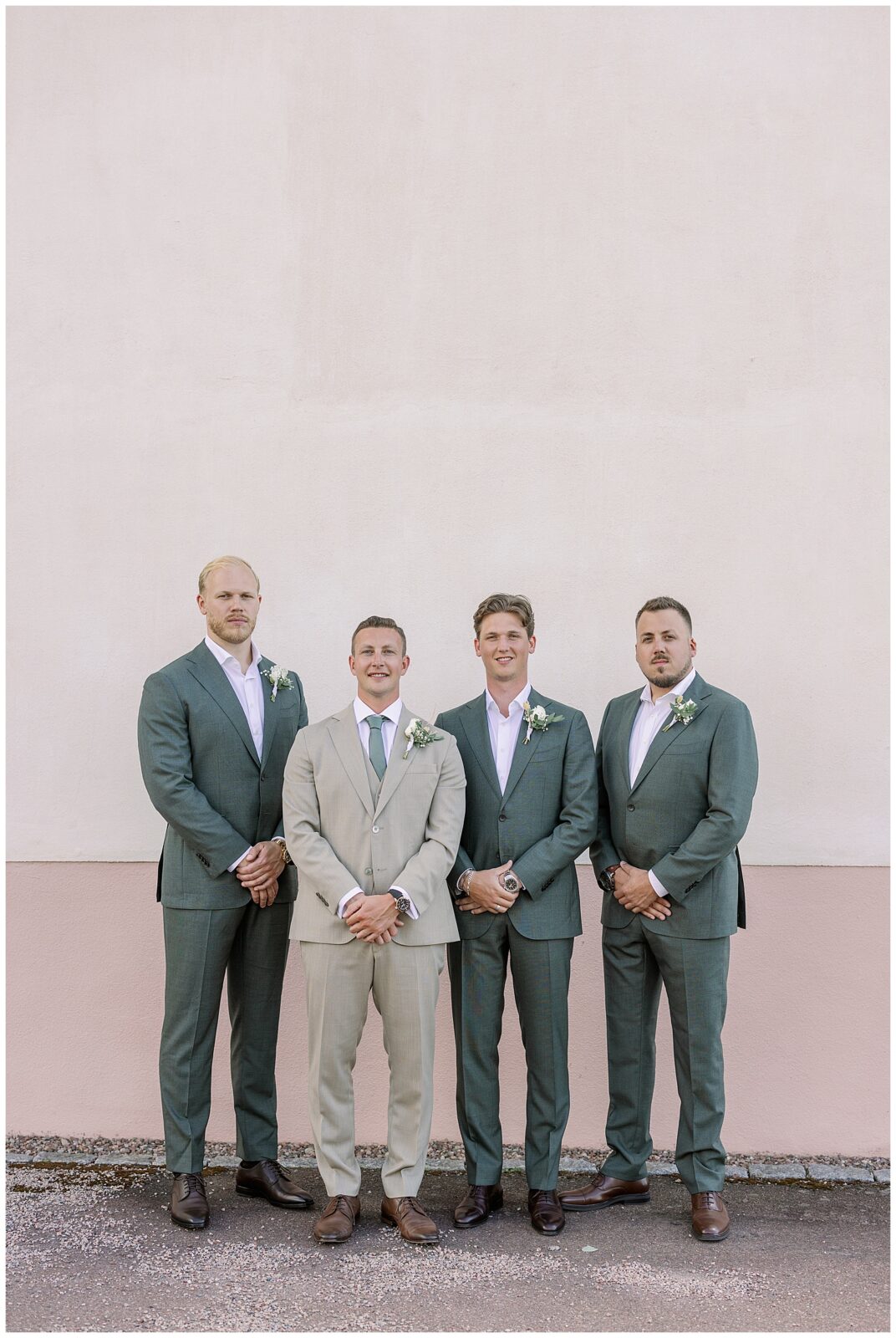 Brudgum med marskalkar fotograferade före vigseln vid Rättviks kyrka i Dalarna | Groom with groomsmen photographed before the ceremony at Rättvik Church in Dalarna
