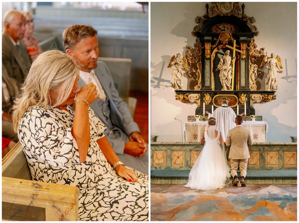 Känslosam gäst i kyrkbänken och brudpar knäböjer vid altaret under vigseln i Rättviks kyrka | Emotional wedding guest in the pews and the bride and groom kneeling at the altar during the ceremony in Rättvik Church