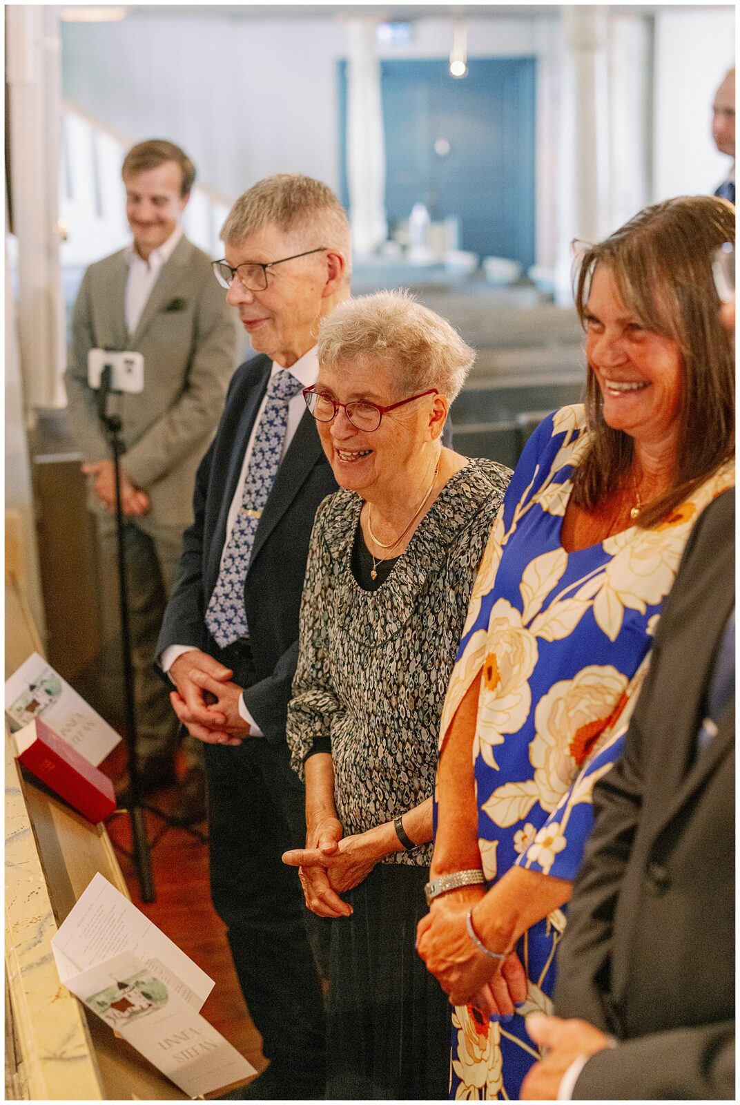 Glada och rörda gäster under vigselceremonin i Rättviks kyrka, spontana reaktioner i kyrkbänkarna | Happy and emotional wedding guests during the ceremony in Rättvik Church, candid reactions in the pews