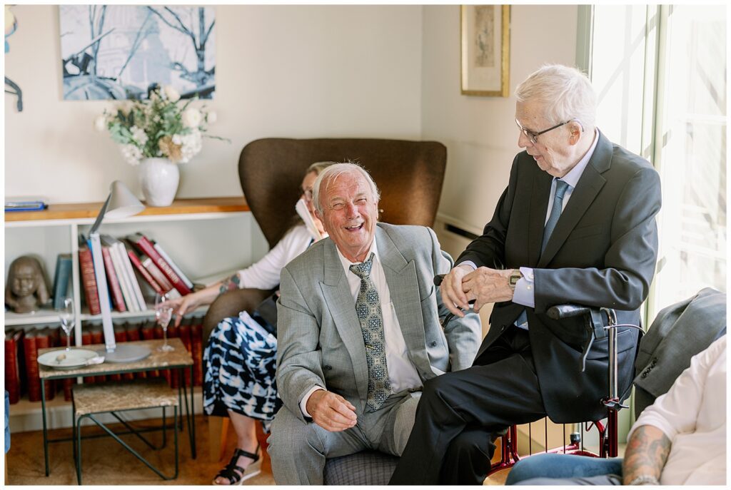 Bröllopsgäster samlade inomhus under mingel på Green Hotel i Tällberg, Dalarna. / Wedding guests gathered indoors during mingling at Green Hotel in Tällberg, Dalarna.