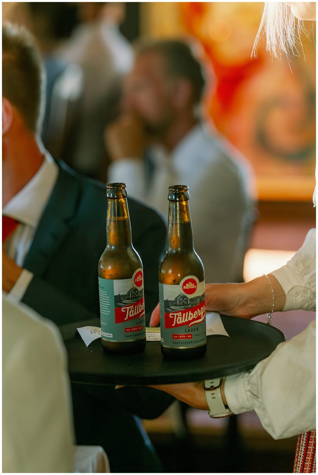 Lokalt öl serveras på bricka under bröllopsmiddagen på Green Hotel i Tällberg, Dalarna. / Local beer served on a tray during the wedding dinner at Green Hotel in Tällberg, Dalarna.