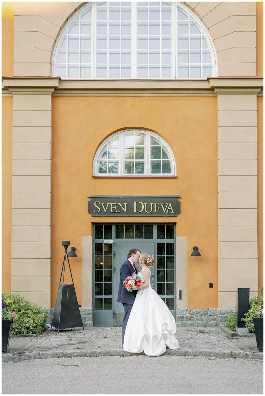 Bröllopsporträtt i golden hour vid Sven Dufva i Uppsala