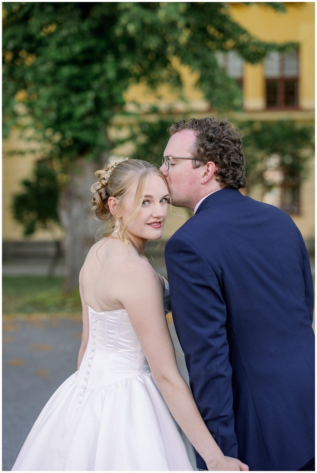 Brud och brudgum under porträttfotografering vid Sven Dufva i Uppsala
